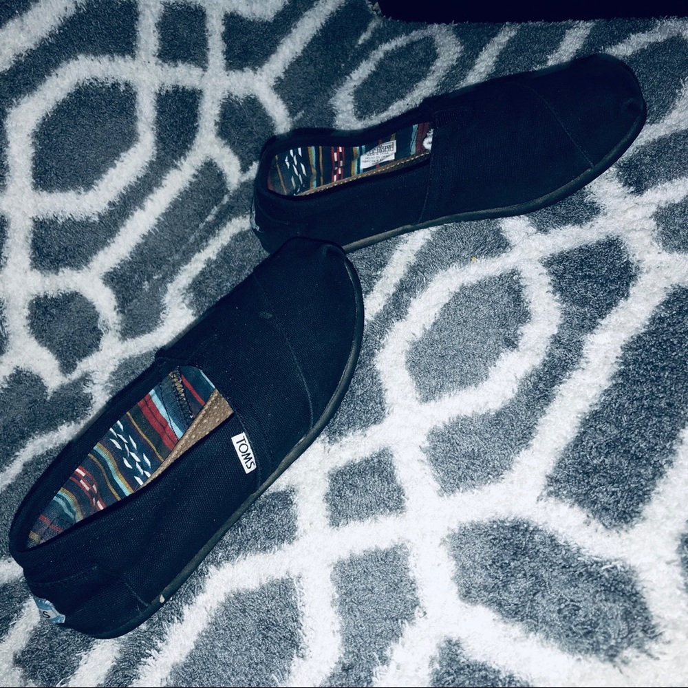 Black TOMS